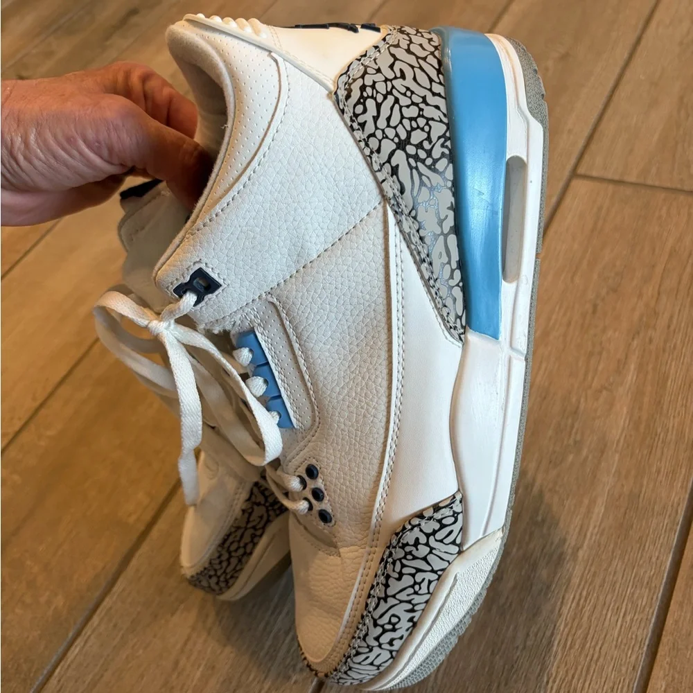 Nike Air Jordan 3 Retro UNC sneakers in a white and blue size 11 men’s